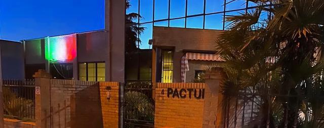 Stabilimento Pactur con luci tricolori